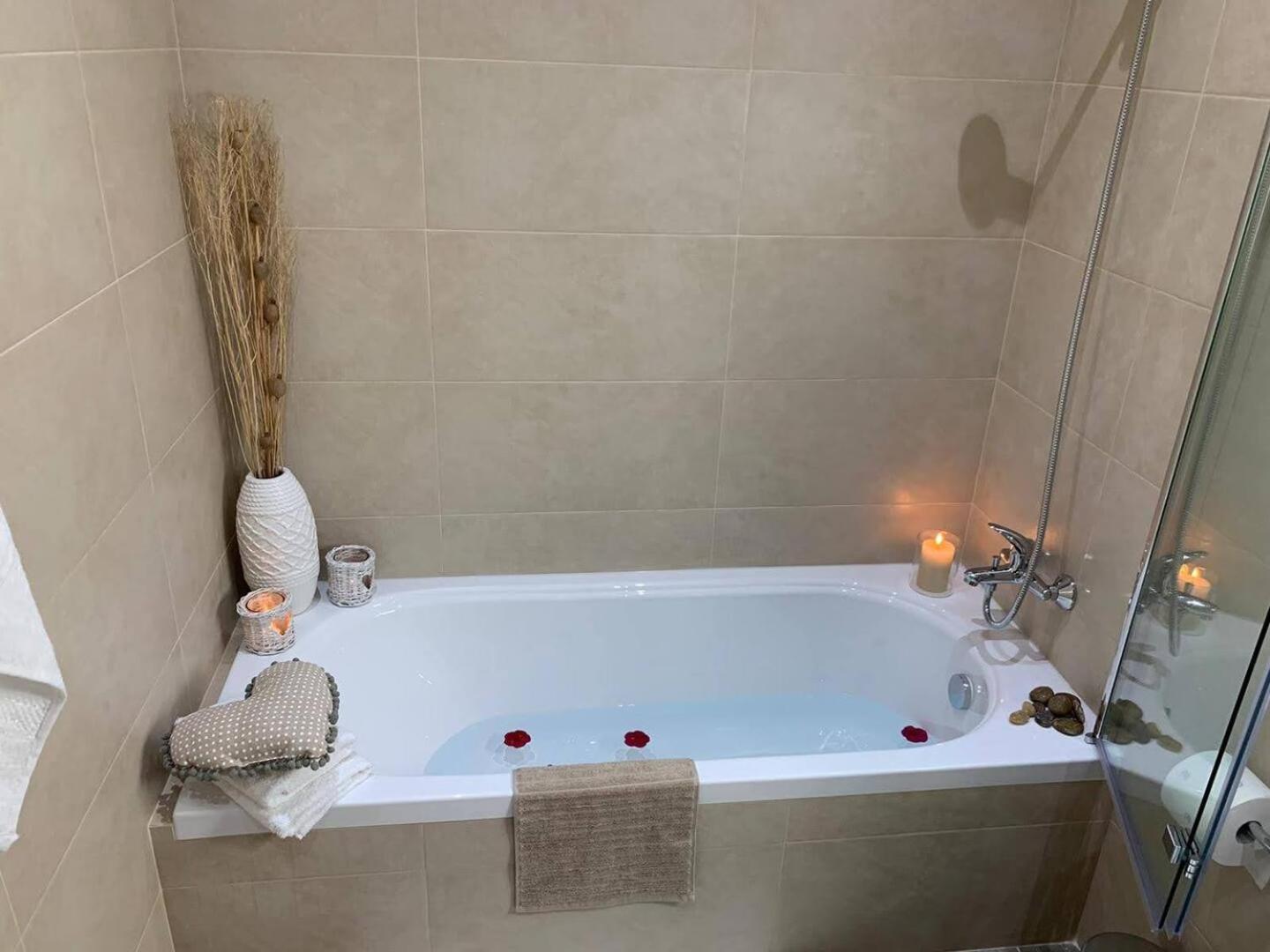דירות מליאהה Ta'Lonza Luxury Near Goldenbay With Hot Tub App1 מראה חיצוני תמונה